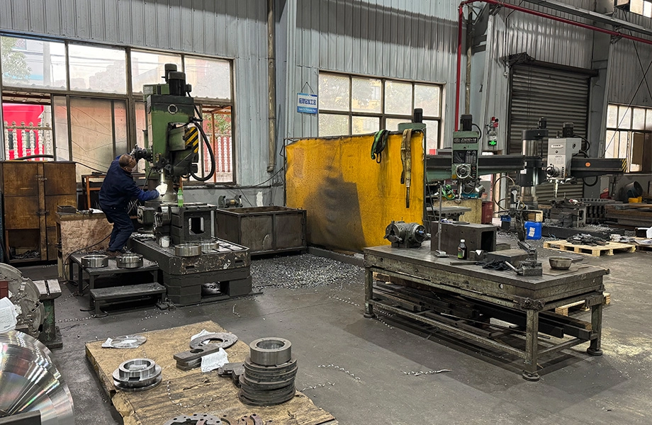 Atelier de machines de per&ccedil;age radial