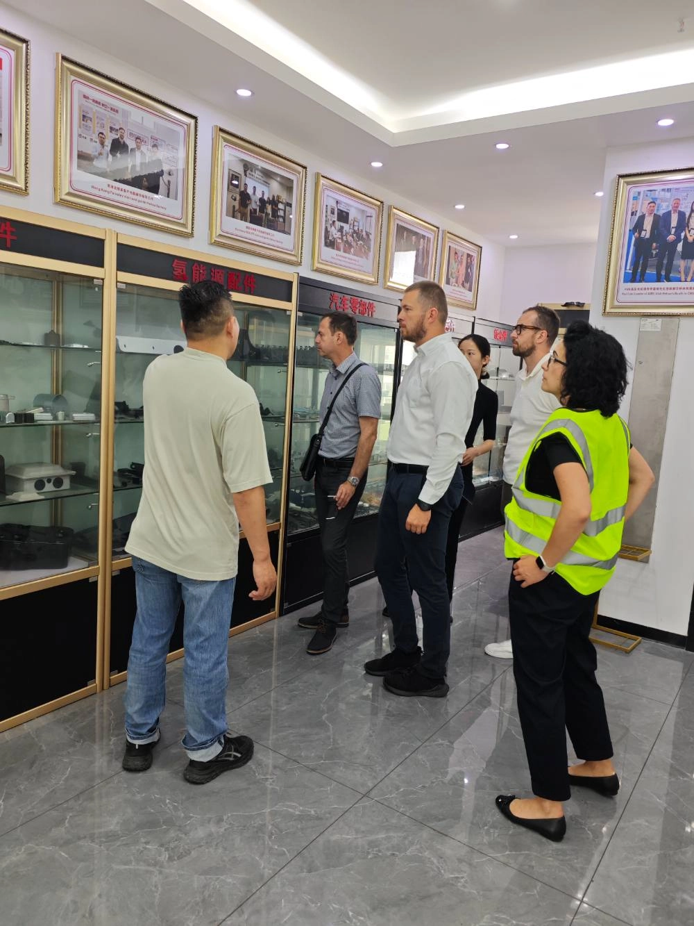 L'équipe TORSUS de Slovaquie visite Hehua Machinery L'équipe TORSUS de Slovaquie visite Hehua Machinery